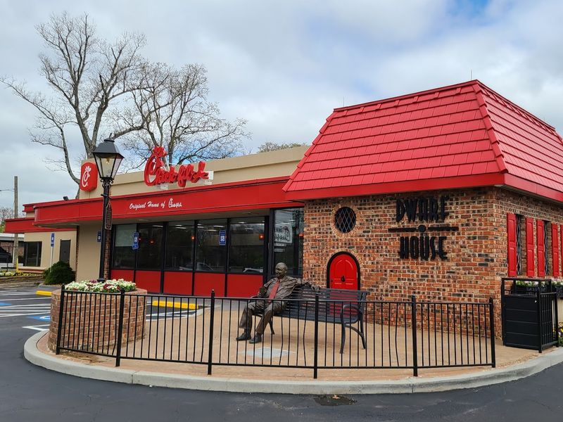 This Unique Georgia Town Blends Southern Charm With Art And A Bit Of Fast-Food History - Decor Hint The Fast-Food History That Put This City On The Map