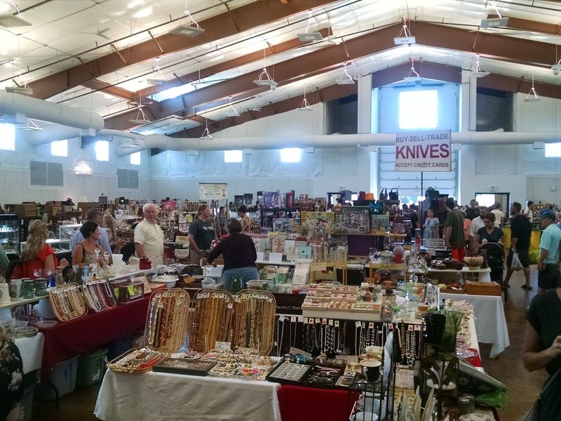 The Illinois Flea Market Where $25 Can Still Get You an Incredible Deal - Decorating Tip The $25 budget challenge is very real here
