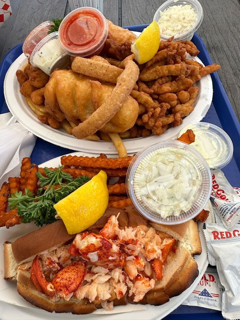 This Connecticut Seaport Is Famous For Lobster Rolls That Taste Like Summer On The Harbor - Decor Hint The Lobster Roll Everyone Comes For