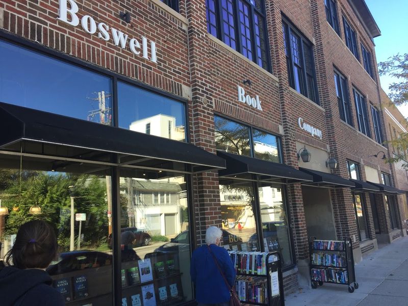 Wisconsin Has An Independently Owned Bookstore That Serious Book Lovers Cannot Walk Past Without Going In - Decor Hint A Bookstore With Real History
