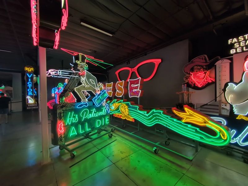 Museum of Neon Art, Glendale