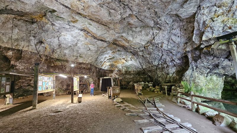 11 North Carolina Rockhounding Spots Where Crystals And Hidden Gems Wait - Decor Hint Emerald Village Turns Old Mines Into A Gem Hunt