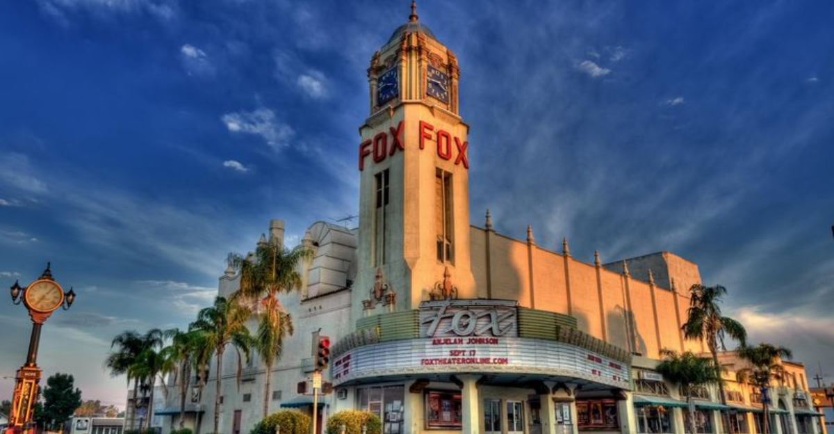 12 California Places Where Old Movie Palaces Still Light Up The Night - Decor Hint