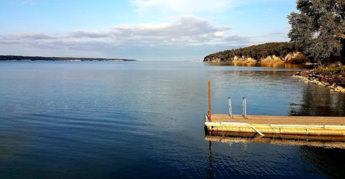 12 Nebraska Swimming Spots With Sparkling Clear Water Made For Summer Fun - Decor Hint