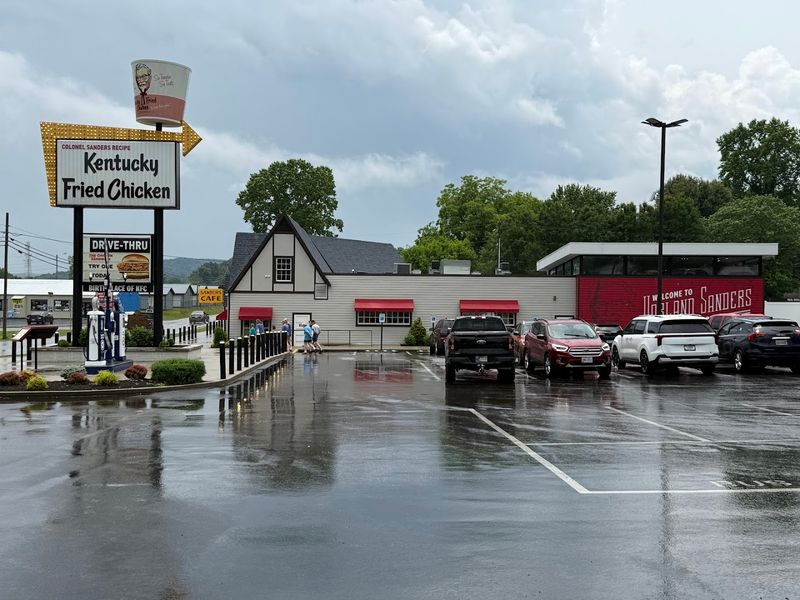 The Legendary Corbin, Kentucky Eatery That’s Been Serving The Same Secret 11-Herb Recipe Since 1952 - Decor Hint 69L 3DvwIwpO fIV - Decor Hint