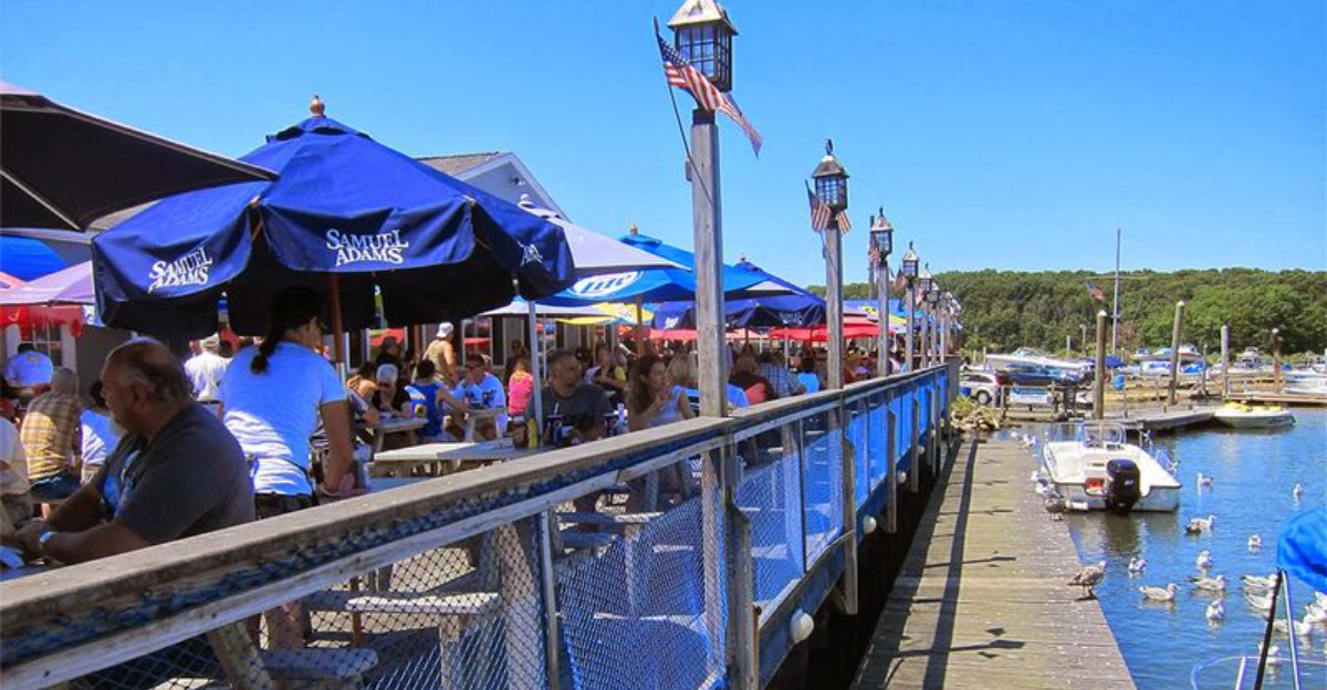 8 No Frills Seafood Spots In Connecticut Where The Mouthwatering Lobsters Rule Supreme - Decor Hint
