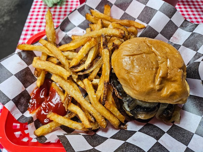These 11 Kentucky Cheeseburgers Are Worth The Drive For Just One Bite - Decor Hint Bard's Burgers & Chili, Covington