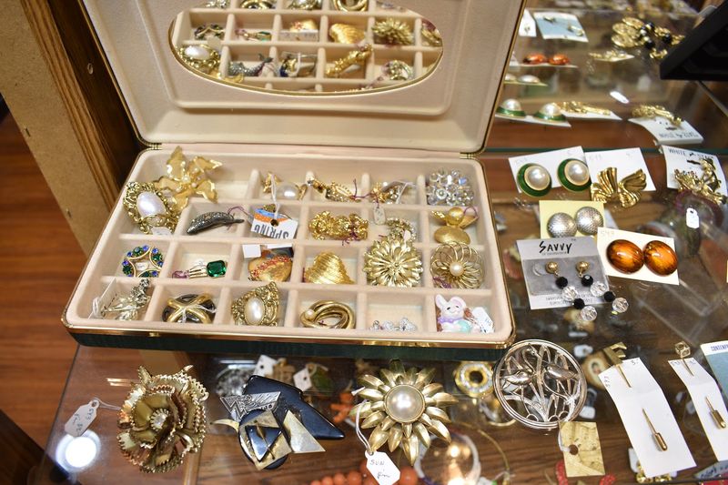 9 Rhode Island Antique Shops Packed With More Than You Could Ever Expect - Decor Hint Nostalgia Antiques And Collectibles Store, Providence