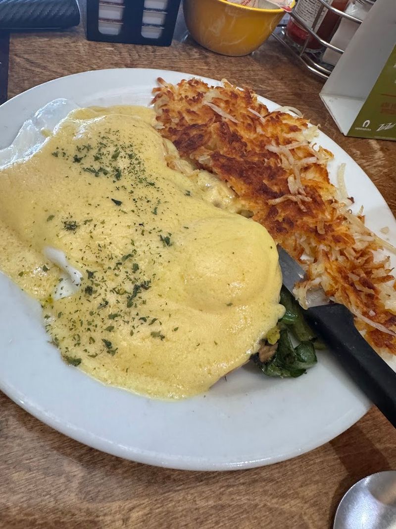 This Charming Cafe In Nebraska Has Biscuits And Gravy Worth Waking Up For - Decor Hint Omelet Options That Go Beyond The Basics