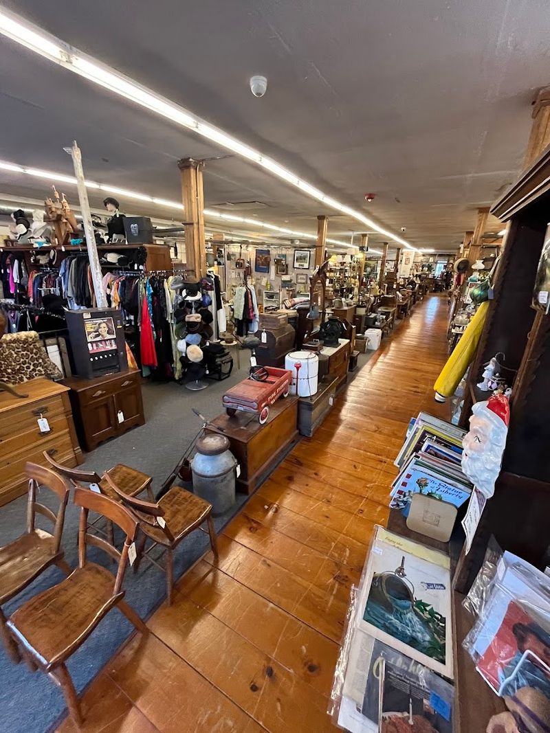This Massive Pennsylvania Vintage Store Feels Like A Lucky Find Waiting To Happen - Decor Hint Three Floors Of Pure Discovery