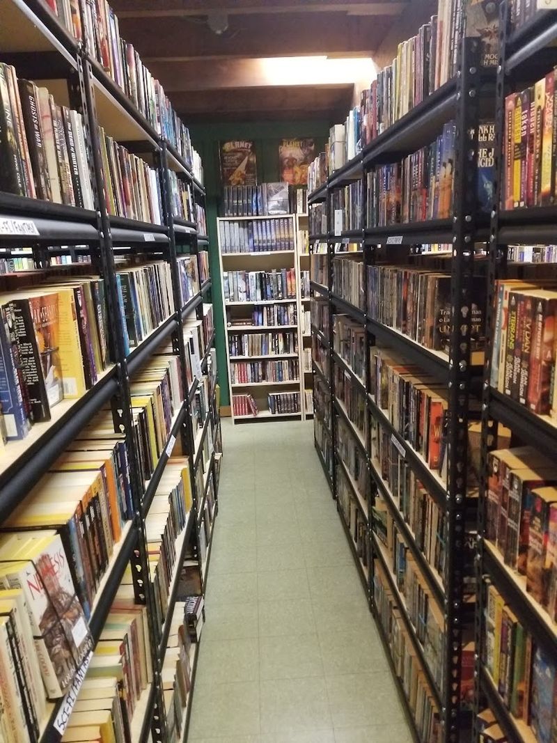 People Travel Across New Jersey To Browse The 50,000 Used Books At This Remarkable Bookstore - Decor Hint The Sci-Fi And Fantasy Room Is Its Own Universe
