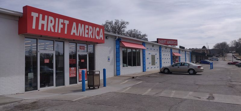 People Travel From All Over Nebraska To Search For Hidden Deals At This Massive Thrift Store - Decor Hint Why Shoppers Drive From Across Nebraska To Get Here