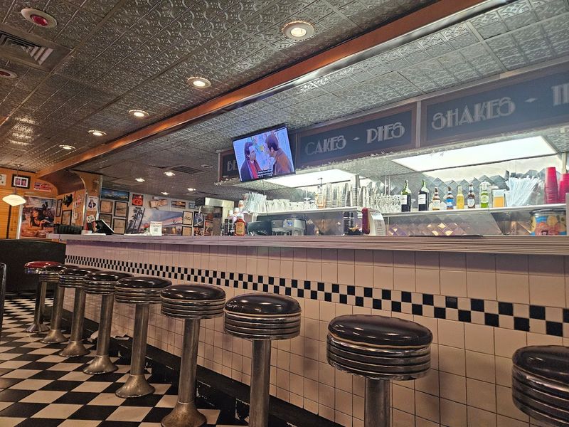 This Old-School Florida Favorite Knows Exactly What Comfort Food Should Be - Decor Hint Retro Decor That Actually Works
