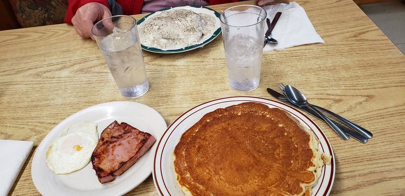We Found A Cozy Nebraska Diner That Still Serves An Old-Fashioned Breakfast - Decor Hint The Cozy Breakfast Special That Covers All The Bases