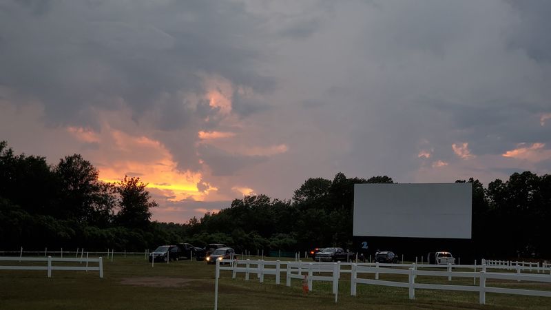This Classic Vermont Drive-Ins Still Knows How To Draw A Crowd - Decor Hint Four Screens And Always Busy