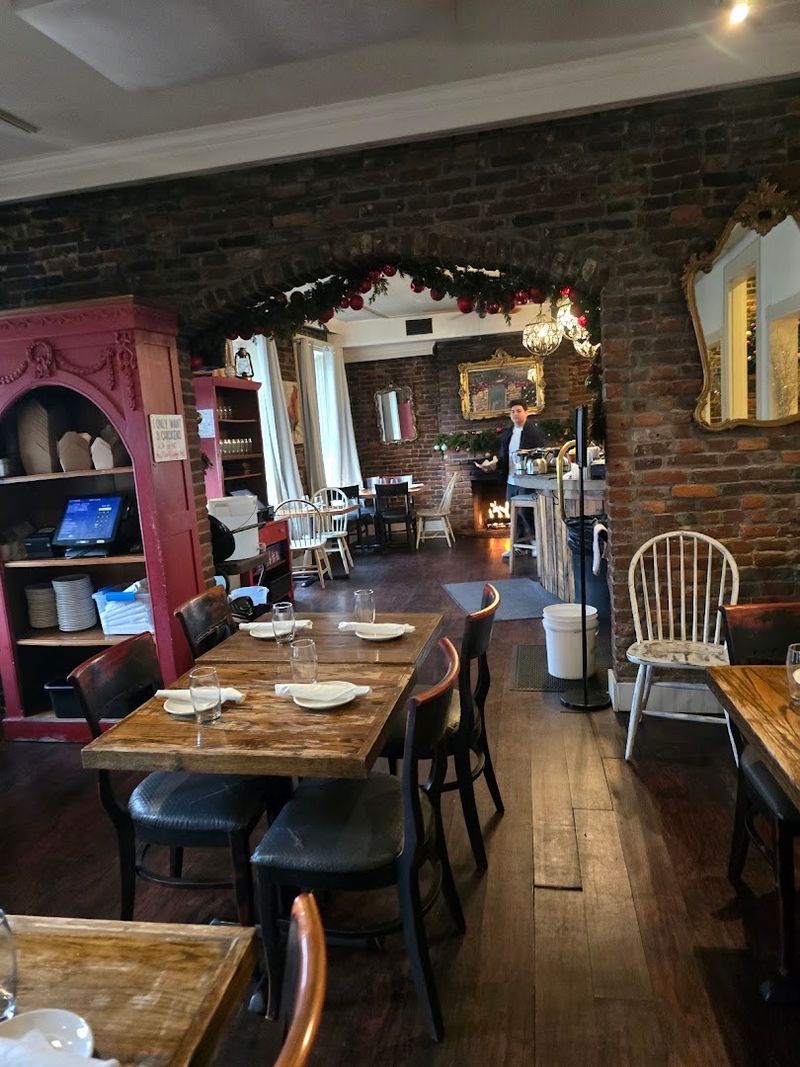 Local Kentucky Restaurant Acknowledged For Having The Best Fried Chicken - Decor Hint Parking And Location Make It Easy To Visit