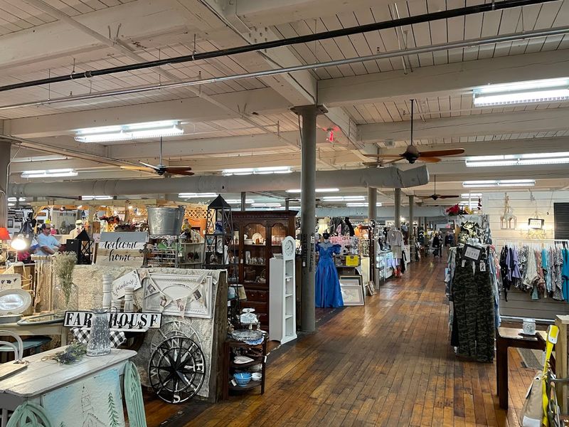 This Georgia Antique Store Is Shaping Up To Be The 2026 Destination Everyone Talks About - Decor Hint Hundreds Of Vendors Under One Roof