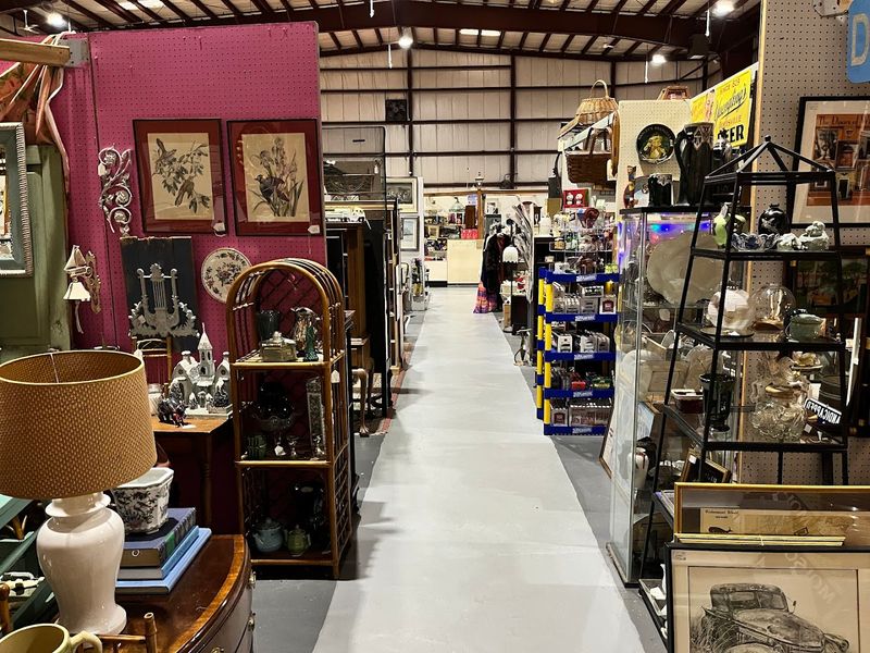 Shoppers Can Lose Hours Hunting For Vintage Treasures At This Huge Connecticut Antique Center - Decor Hint Over 200 Dealers Inside