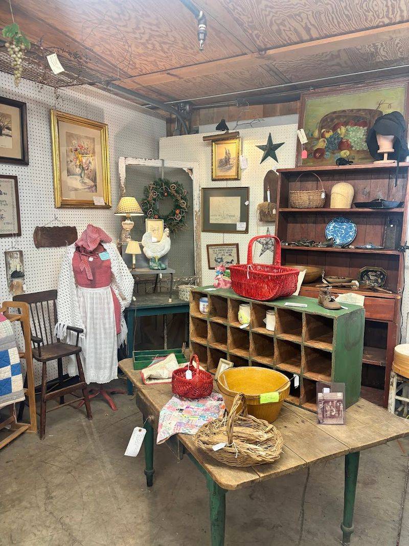 Clearing Your Schedule For This Virginia Flea Market Pays Off Every Time - Decor Hint Antiques That Actually Impress