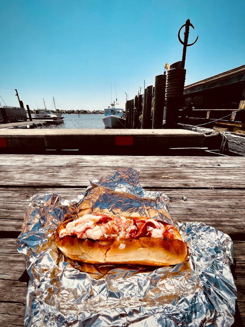 The Best Lobster Roll In Connecticut Is Served At This Cozy Seafood Spot - Decor Hint Buttery Lobster In A No-Frills Setting
