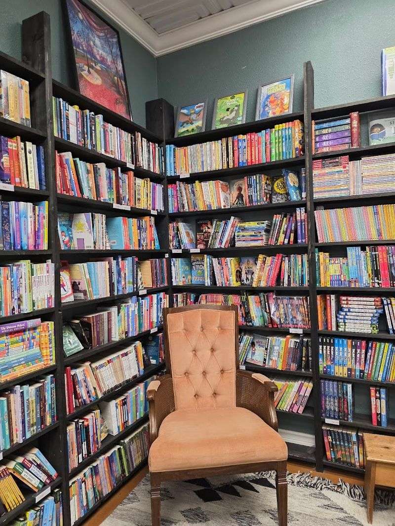 This Florida Bookstore Turns Old Books Into New Favorites Waiting To Be Discovered - Decor Hint What Makes A Secondhand Bookstore A Community Hub