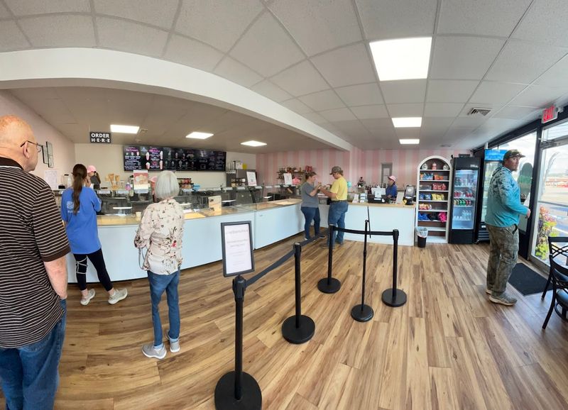 This North Georgia Creamery Makes Its Homemade Waffle Cones Fresh All Summer Long - Decor Hint Consistently High Ratings From Real Customers