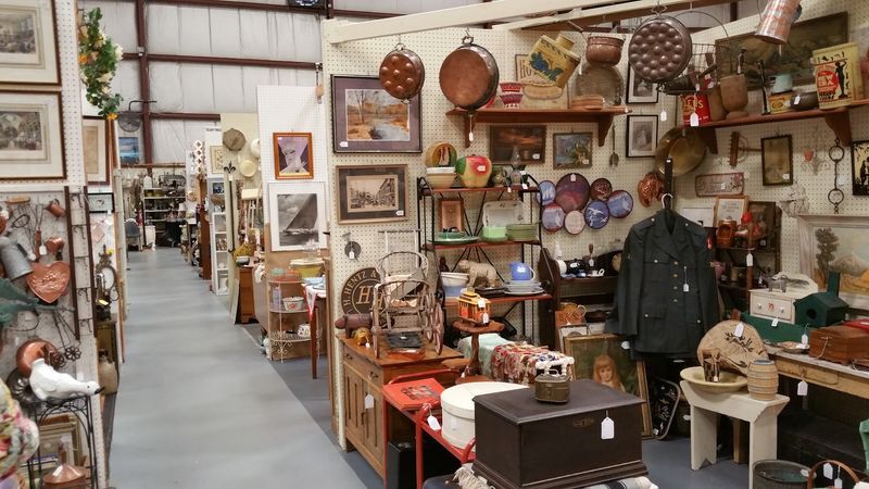 Shoppers Can Lose Hours Hunting For Vintage Treasures At This Huge Connecticut Antique Center - Decor Hint Best When You Have Time