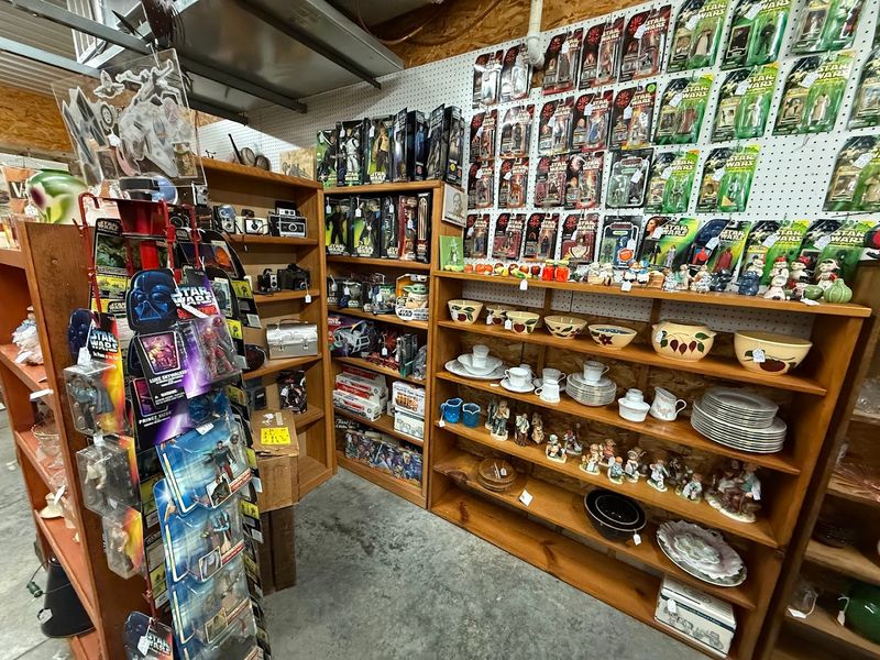 Clearing Your Schedule For This Virginia Flea Market Pays Off Every Time - Decor Hint Collectibles For Every Obsession