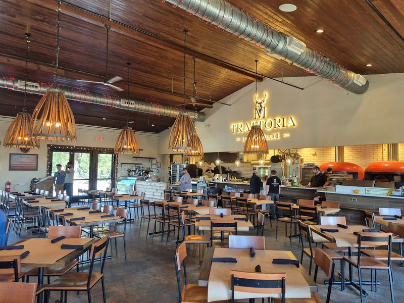 There's An Enchanting Garden Restaurant In Georgia That Seems Too Beautiful To Be Real - Decor Hint Wood-Fired Pizza That Keeps Guests Coming Back Again And Again