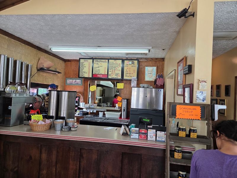 You Haven't Truly Lived Until You've Tried The Biscuits And Gravy At This Georgia Gem - Decor Hint Genuinely Friendly Staff Who Make You Feel Welcome
