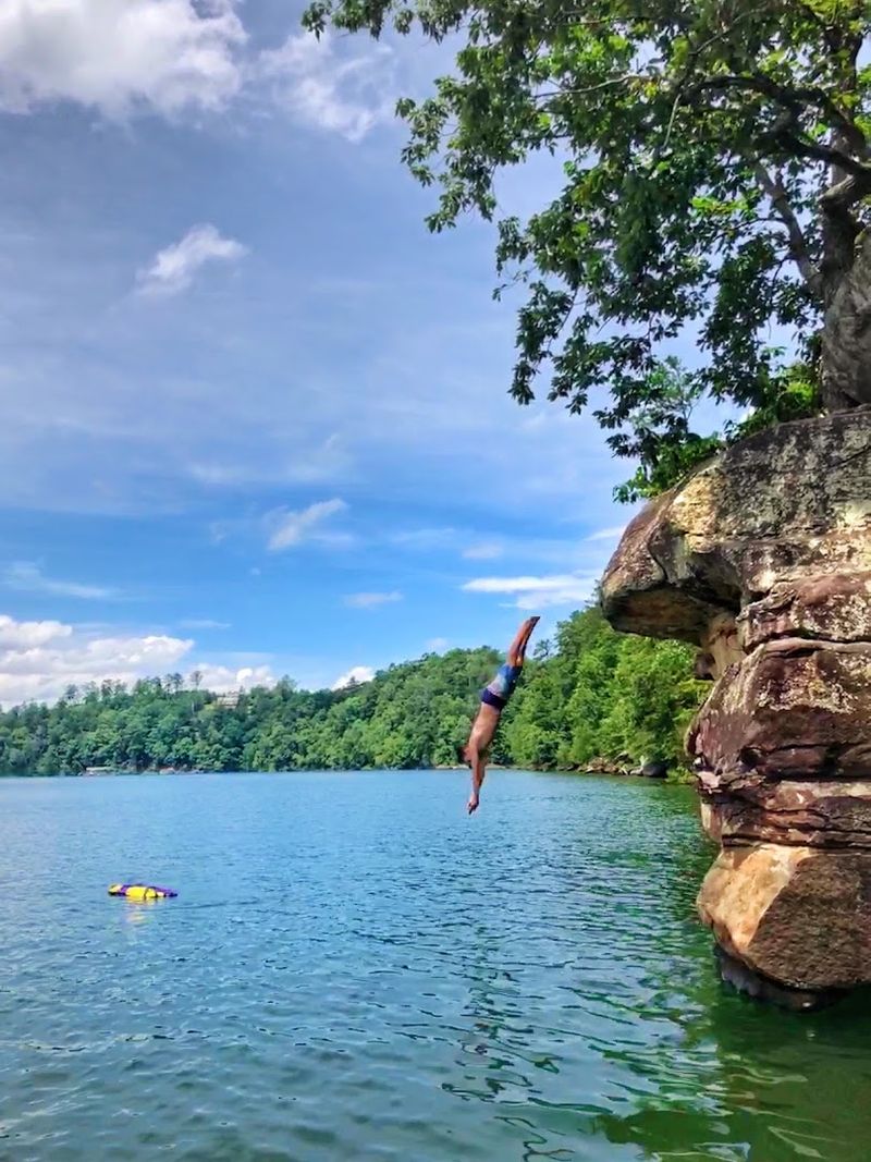 Cliff jumping and thrill-seeking spots