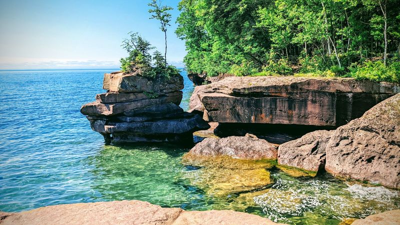 This Scenic 2-Mile Hike In Wisconsin Takes You Past Beautiful Caves And A Hidden Waterfall - Decor Hint The Dramatic Sandstone Cliffs