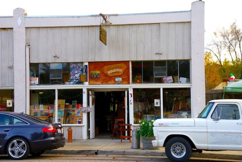 This One-Stoplight California Town Feels Like A Tiny Weekend Escape With Big Culinary Charm - Decor Hint Antique Shops Make Browsing Feel Like A Treasure Hunt