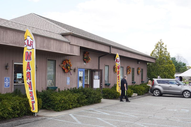 This Connecticut Flea Market Will Make You Never Want To Go Away - Decor Hint A Marketplace Full Of Surprises