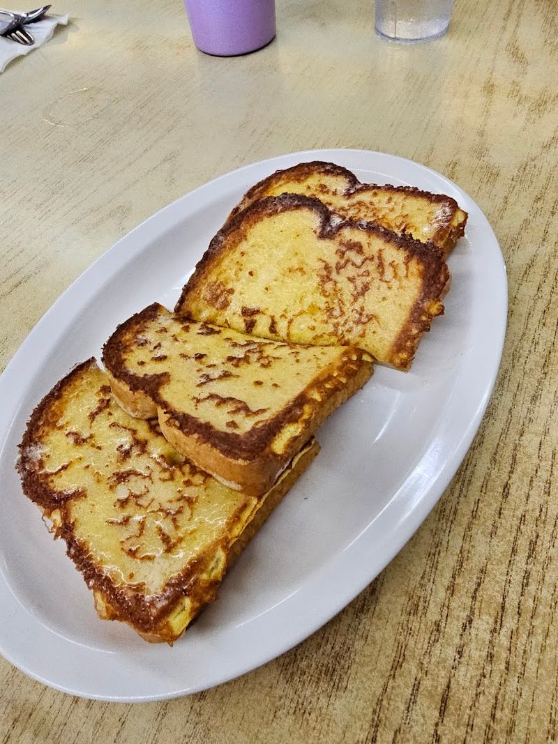 We Found A Cozy Nebraska Diner That Still Serves An Old-Fashioned Breakfast - Decor Hint French Toast Made With Impossibly Soft Bread