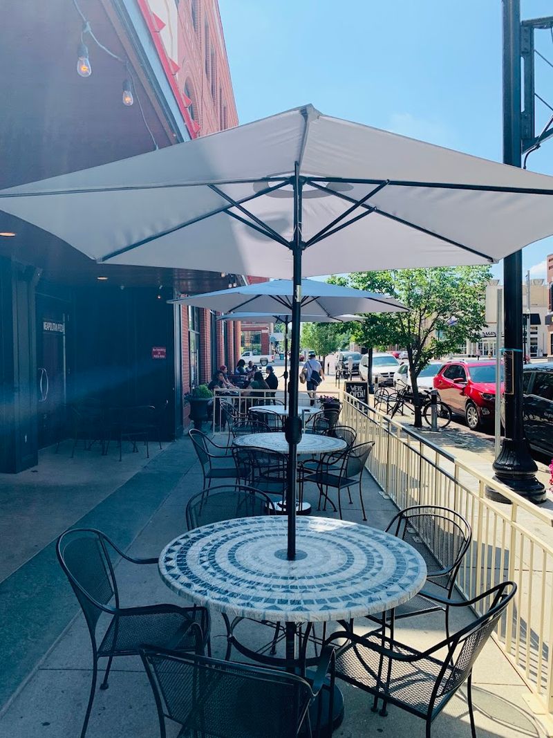 13 Michigan Outdoor Dining Spots Serve Incredible Meals And Stunning Scenery - Decor Hint Blackstone's Smokehouse