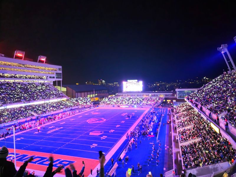 This Boise Stadium Is One Of Idaho's Biggest And Loudest Game-Day Landmarks - Decor Hint Bronco Nation Gives This Stadium Its Loudest Reputation