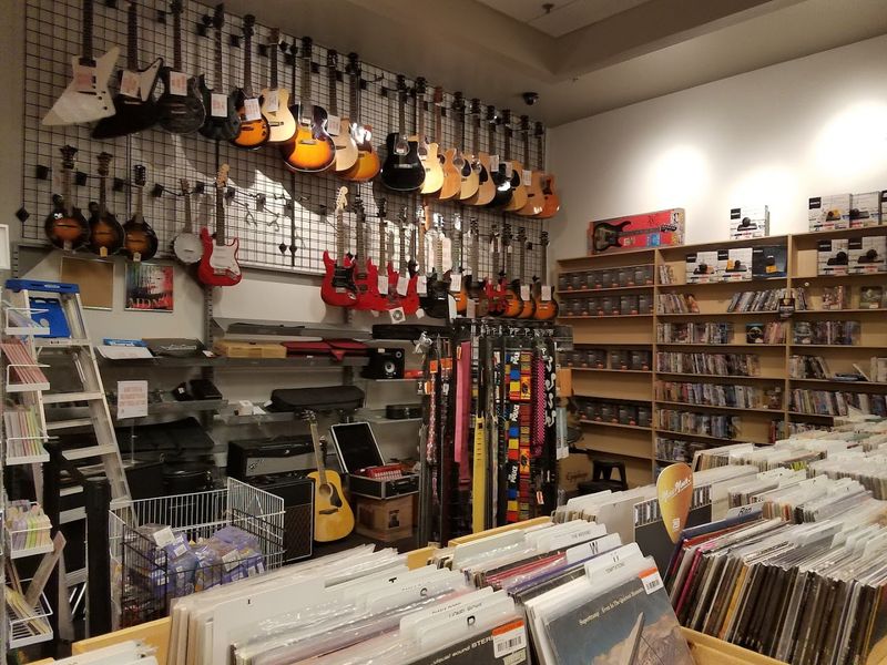 This Massive Delaware Book Warehouse Is Every Reader's Dream Come True - Decor Hint Vinyl And Music Worth Digging Through