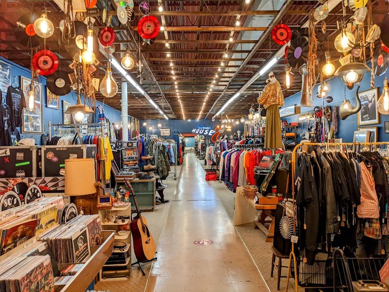 Lose Yourself Among The Treasures Inside This Massive New York Antique Warehouse - Decor Hint Why This Warehouse Is Worth The Trip