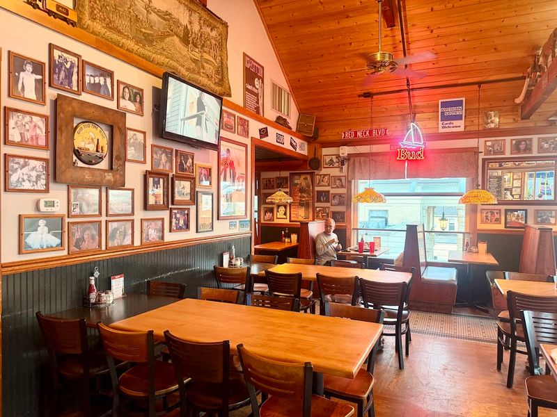 Mystic Pizza, Mystic