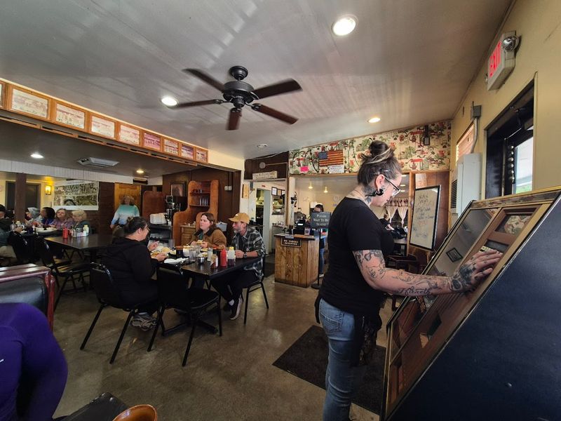 The Old-School Diner Mood Still Works