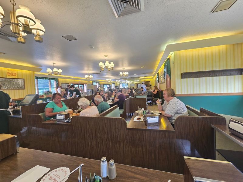 This Classic Connecticut Restaurant Keeps People Coming Back For The Cheeseburgers Alone - Decor Hint Seating And The Weekend Wait