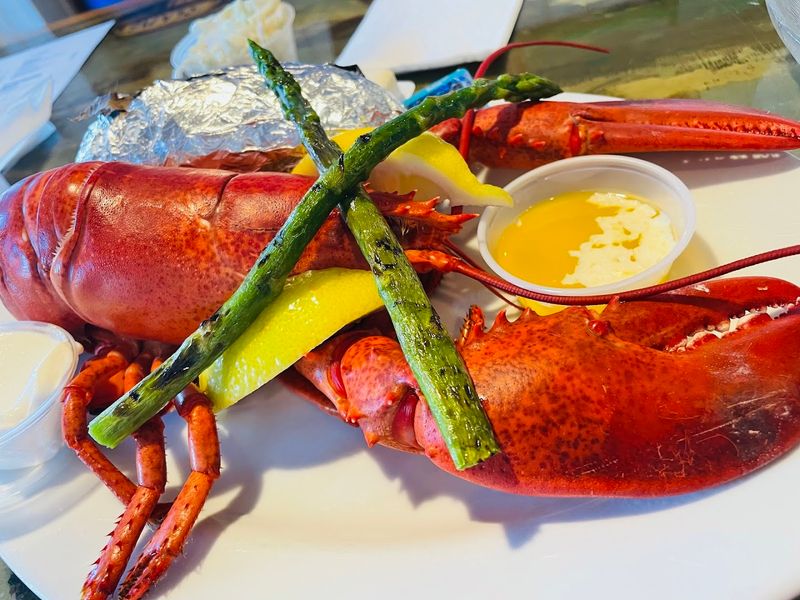 Connecticut Diners Are Talking About The Crispy Fried Shrimp At This Local Spot - Decor Hint Simple Seafood Done Comfortably