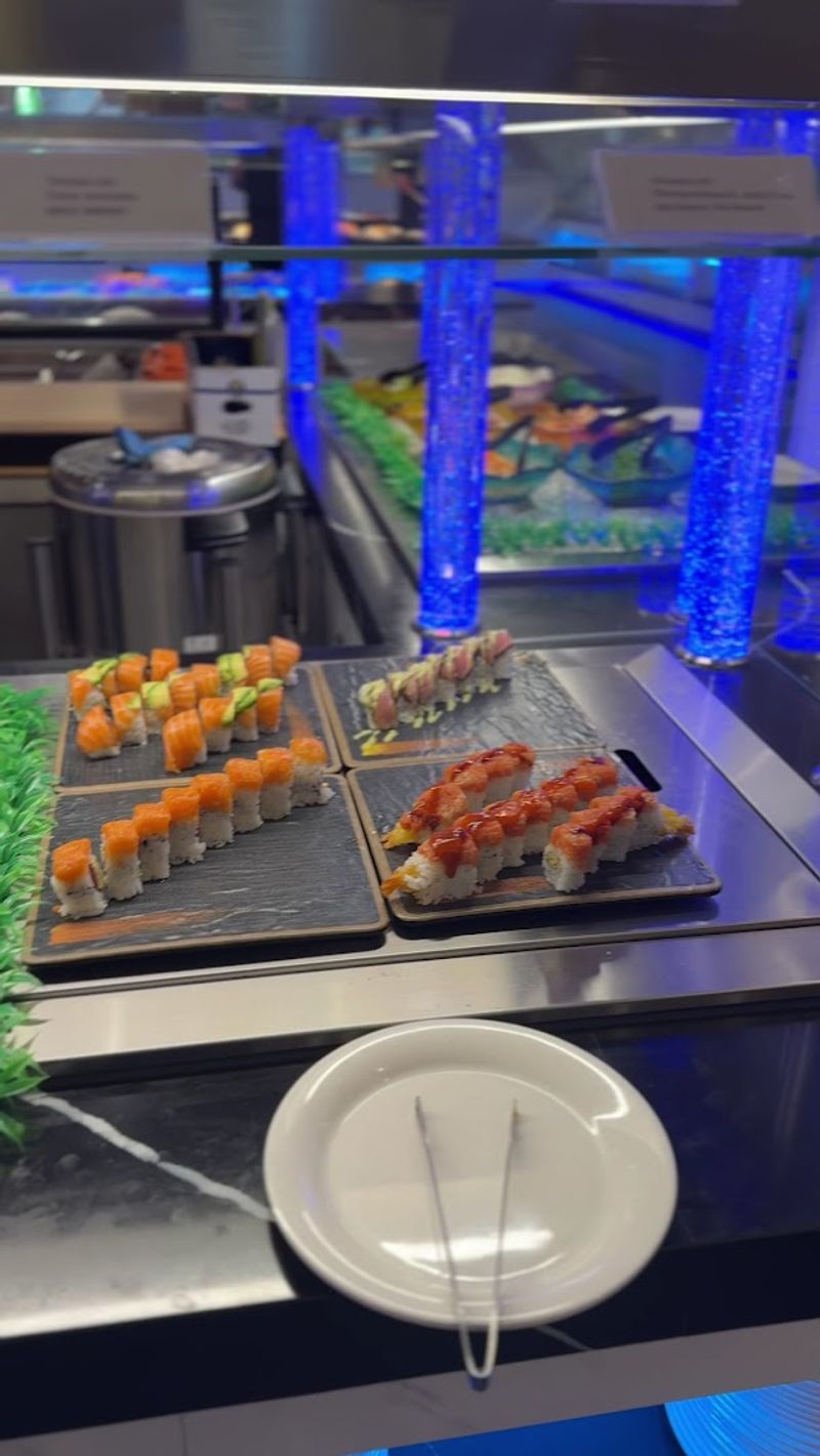 A Low-Key Connecticut Seafood Buffet Serves The Kind Of Meal Locals Swear By - Decor Hint American Options Round Out The Spread