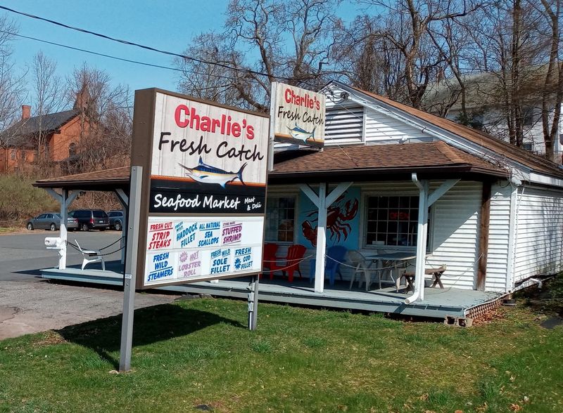 You Haven't Experienced Connecticut Seafood Until You've Tried This Famous Lobster Roll - Decor Hint Connecticut Seafood Culture And Why It Matters Here