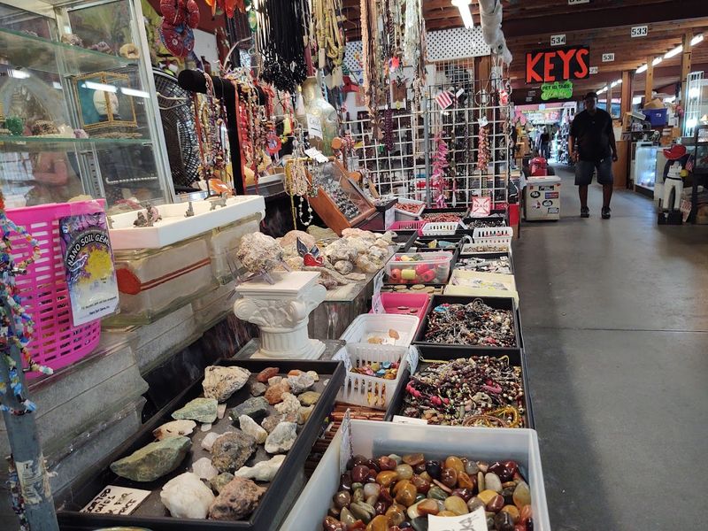 One Of Florida's Biggest Flea Markets Is A Treasure Hunter's Paradise - Decor Hint The Weekend Hours Are Key