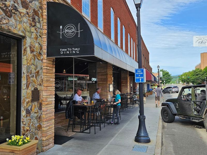 These Western North Carolina Burgers Are Worth Thinking About Long After The Last Bite - Decor Hint Gracious Plates On Main