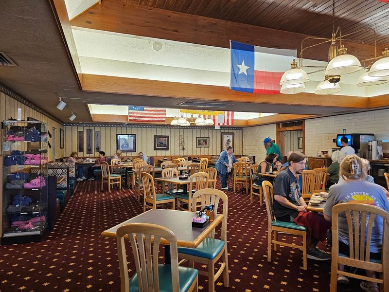 This Texas Cafeteria Still Feels Like The Kind Of Place Grandma Would Approve Of - Decor Hint Table Service With Real Warmth