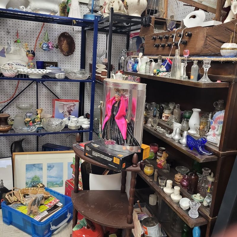 This Connecticut Flea Market Will Make You Never Want To Go Away - Decor Hint Weekend Browsing Done Right