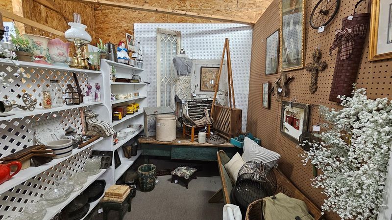 Clearing Your Schedule For This Virginia Flea Market Pays Off Every Time - Decor Hint Tools, Furniture, And More